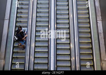 Santiago, Metropolitana, Chile. Januar 2021. Ein Paar geht die Treppe der Santiago Metro hinauf. Quelle: Matias Basualdo/ZUMA Wire/Alamy Live News Stockfoto
