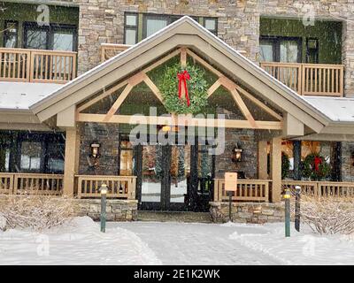 Leeres Stowe Mountain Resort Spruce Peak Village am Abend Anfang Dezember 2020 Vermont, USA Stockfoto