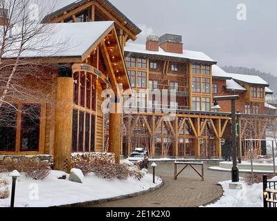 Leeres Stowe Mountain Resort Spruce Peak Village am Abend Anfang Dezember 2020 Vermont, USA Stockfoto