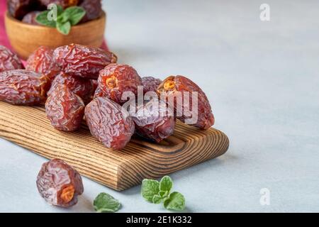 Medjool Dates auf Holzbrett. Nahaufnahme, Kopierbereich Stockfoto