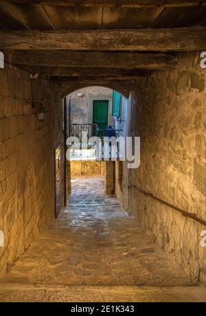 Eine Gasse im historischen mittelalterlichen Dorf Santa Fiora in der Provinz Grosseto, Toskana, Italien Stockfoto