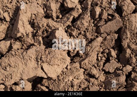 Klumpen von gepflügten Land, dunkle Hintergrundstruktur, Feld bereit zum Pflanzen, kopieren Raum Stockfoto