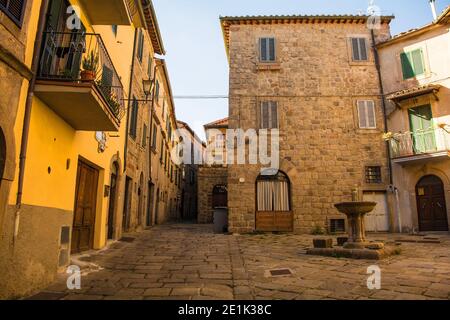 Ein Platz im historischen mittelalterlichen Dorf Santa Fiora in der Provinz Grosseto, Toskana, Italien Stockfoto