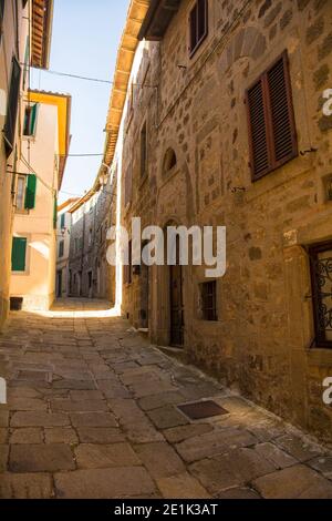 Eine Straße im historischen mittelalterlichen Dorf Santa Fiora in der Provinz Grosseto, Toskana, Italien Stockfoto