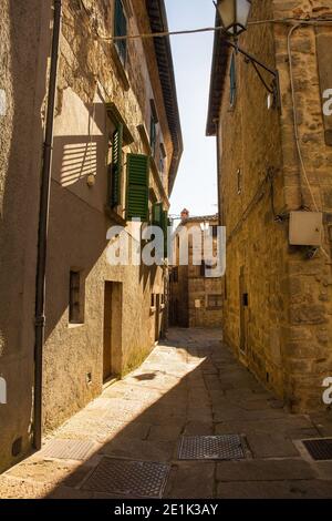 Eine Straße im historischen mittelalterlichen Dorf Santa Fiora in der Provinz Grosseto, Toskana, Italien Stockfoto