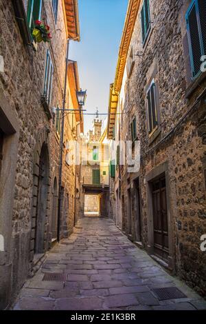 Eine Straße im historischen mittelalterlichen Dorf Santa Fiora in der Provinz Grosseto, Toskana, Italien Stockfoto