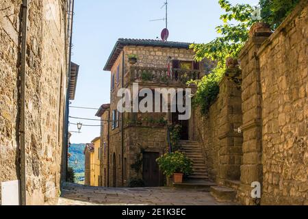 Eine Straße im historischen mittelalterlichen Dorf Santa Fiora in der Provinz Grosseto, Toskana, Italien Stockfoto