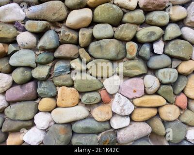 Wand aus großen Flusssteinchen Stockfoto