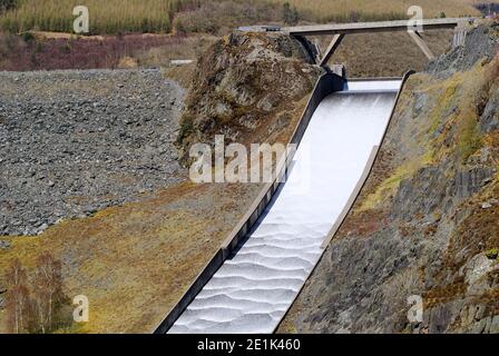 Silbrig schnell fließendes Wasser aus dem Behälter Stockfoto