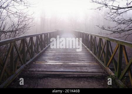 Neblige alte verfaulte Holzbrücke im Wintermorgen in Budapest Vorort, Ungarn Stockfoto