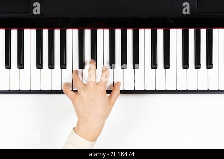 Kind Hand lernen, auf dem Klavier zu spielen. Draufsicht Stockfoto