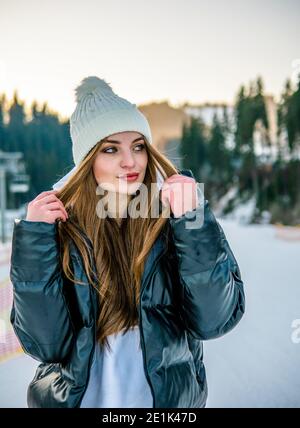 Portrait der schönen fröhlichen kaukasischen Mädchen auf Skigebiet an Winter Stockfoto
