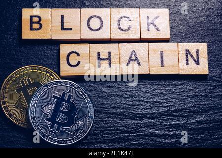 Bitcoins Geld virtuelle Währung Konzept Hintergrund. Golden bitcoin Münze blockchain Technologie für Crypto Währung. Digitales Geld Währung. Kleine woode Stockfoto