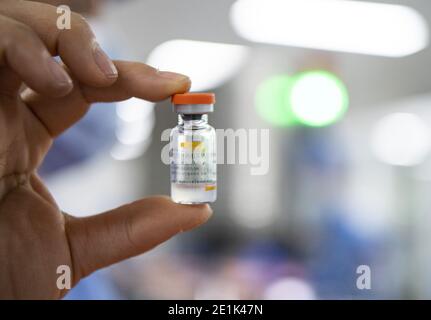 Die neue Produktionslinie für inaktivierte Coronavirus-Impfstoffe ist am 6. Januar 2021 in Peking, China, mit der Herstellung von COVID-19-Impfstoffen beschäftigt. (Foto von Top Photo/Sipa USA) Stockfoto