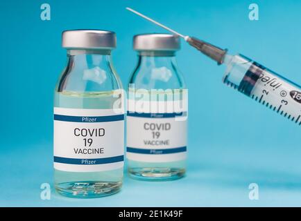 Izmir, Türkei - November 18 2020: Coronavirus-Impfstoff-Konzept und Hintergrund. Neuer Impfstoff pfizer und biontech isoliert auf blauem Hintergrund. Covid-19, 2 Stockfoto