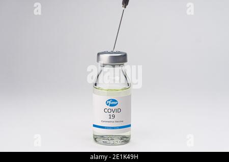 Izmir, Türkei - November 18 2020: Coronavirus-Impfstoff-Konzept und Hintergrund. Neuer Impfstoff pfizer und biontech isoliert auf weißem Hintergrund. Covid-19, Stockfoto