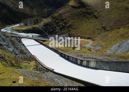 Abwärtsansicht von einem Reservoir, das das schnell fließende Wasser zeigt In der Auslaufstraße Stockfoto