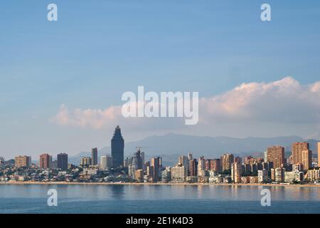 Am Wasser Drohne Blick auf Benidorm Stadt. Spanisch berühmte touristische Resort Stadt. Moderne Wolkenkratzer, Mittelmeer. Provinz Alicante, Cos Stockfoto