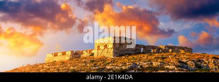 Cagliari, Panoramablick auf die Ruinen der Festung von Sant'Ignazio. Fort von Sant'Ignazio in der Stadt Cagliari in Sardinien, Italien an einem heißen Sommertag Stockfoto