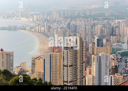 Benidorm Luftbild Stadtbild, sandige Küste, moderne Wolkenkratzer Blick an sonnigen Tagen. Provinz Alicante, Costa Blanca, Spanien Stockfoto