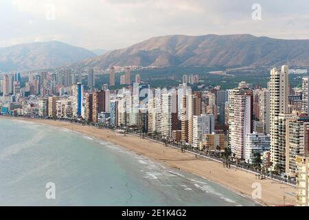 Benidorm Luftbild Stadtbild, sandige Küste, moderne Wolkenkratzer Blick während sonnigen Wintertag. Provinz Alicante, Costa Blanca, Spanien Stockfoto