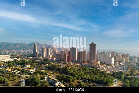 Wolkenkratzer von Benidorm Stadt bei sonnigem Tag Blick über blau wolkigen Himmel. Provinz Alicante, Costa Blanca, Spanien Stockfoto
