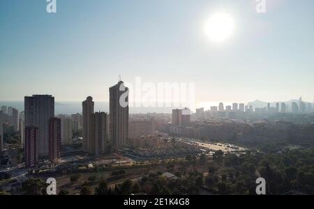 Wolkenkratzer von Benidorm Stadt Panoramablick während sonnigen Tag. Provinz Alicante, Costa Blanca, Spanien Stockfoto