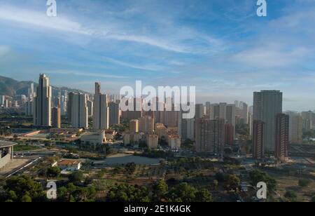 Moderne Wolkenkratzer der Stadt Benidorm an sonnigen Tagen. Provinz Alicante, Costa Blanca, Spanien Stockfoto