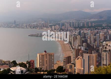 Benidorm Luftbild Stadtbild, sandige Küste, moderne Wolkenkratzer Blick während des Sonnenuntergangs. Provinz Alicante, Costa Blanca, Spanien Stockfoto