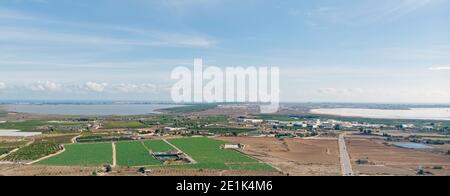 Luftbild Panoramafoto Los Montesinos Stadtbild mit Luxusvillen, landwirtschaftlichen Feldern, Salzseen und Landschaft in der Provinz A Stockfoto