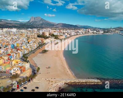 Luftdrohne Punkt Panoramablick Küste und La Vila Joiosa Villajoyosa touristischen Resort Stadtbild Blick von oben, Sandstrand und mittelmeer Stockfoto