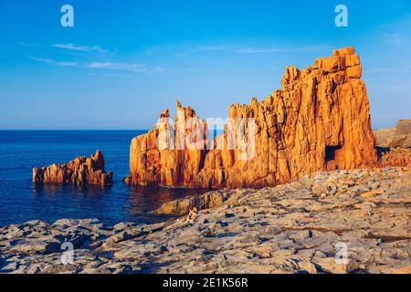 Red Rocks (Rocce Rosse genannt) von Arbatax, Sardinien, Italien. Arbatax mit den bekannten roten Porphyrfelsen in der Nähe des Hafens am Capo Bellavista, Sardin Stockfoto