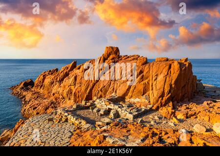 Red Rocks (Rocce Rosse genannt) von Arbatax, Sardinien, Italien. Arbatax mit den bekannten roten Porphyrfelsen in der Nähe des Hafens am Capo Bellavista, Sardin Stockfoto