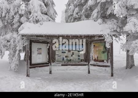 Informationstafel in verschneite Winterlandschaft auf Hornisgrinde im Schwarzwald, Deutschland Stockfoto