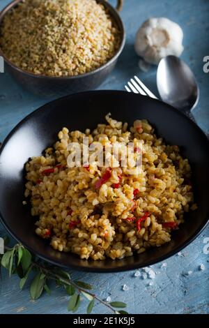 Bulgur Pilaf mit Linsen (grün, rot und gelb) und Gemüse. Stockfoto