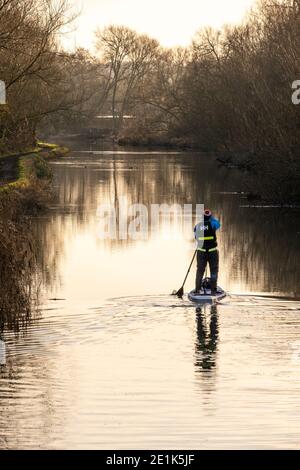 England, Hertfordshire. 7th. Januar 2020. Ein Paddelboarder trotzt der Kälte auf dem Fluss Stort in der Nähe von Bishops Stortford in Hertfordshire. Stockfoto