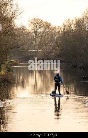 England, Hertfordshire. 7th. Januar 2020. Ein Paddelboarder trotzt der Kälte auf dem Fluss Stort in der Nähe von Bishops Stortford in Hertfordshire. Stockfoto