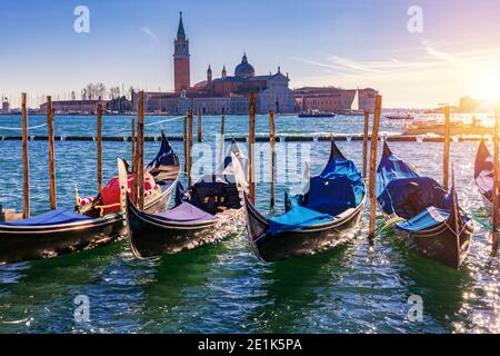Gondeln vor Anker in der Nähe von Piazza San Marco gegenüber Insel San Giorgio Maggiore in Venedig, Italien. Gondeln waren einst die wichtigste Form der Transport aro Stockfoto