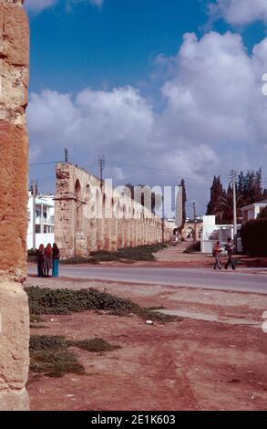 Das Zaghouan Aquädukt oder Aquädukt von Karthago mit einer Gesamtlänge von 132 km von den Quellen in Zaghouan bis Karthago (heute Tunis). Archivscan von einem Dia. April 1976. Stockfoto