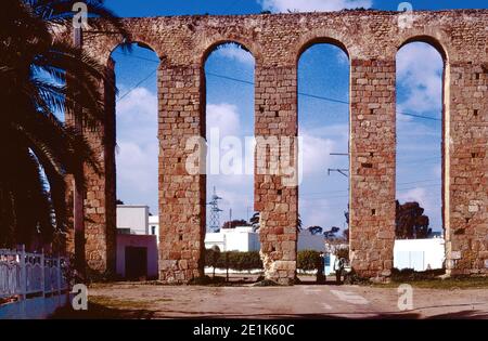 Das Zaghouan Aquädukt oder Aquädukt von Karthago mit einer Gesamtlänge von 132 km von den Quellen in Zaghouan bis Karthago (heute Tunis). Archivscan von einem Dia. April 1976. Stockfoto