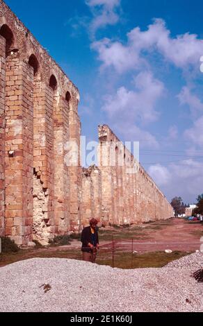 Das Zaghouan Aquädukt oder Aquädukt von Karthago mit einer Gesamtlänge von 132 km von den Quellen in Zaghouan bis Karthago (heute Tunis). Archivscan von einem Dia. April 1976. Stockfoto