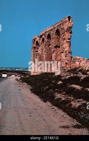 Das Zaghouan Aquädukt oder Aquädukt von Karthago mit einer Gesamtlänge von 132 km von den Quellen in Zaghouan bis Karthago (heute Tunis). Archivscan von einem Dia. April 1976. Stockfoto