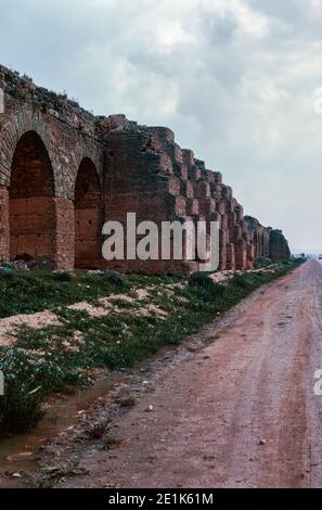 Das Zaghouan Aquädukt oder Aquädukt von Karthago mit einer Gesamtlänge von 132 km von den Quellen in Zaghouan bis Karthago (heute Tunis). Archivscan von einem Dia. April 1976. Stockfoto
