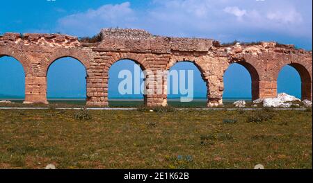 Das Zaghouan Aquädukt oder Aquädukt von Karthago mit einer Gesamtlänge von 132 km von den Quellen in Zaghouan bis Karthago (heute Tunis). Archivscan von einem Dia. April 1976. Stockfoto