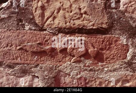Das Zaghouan Aquädukt oder Aquädukt von Karthago mit einer Gesamtlänge von 132 km von den Quellen in Zaghouan bis Karthago (heute Tunis). Dekorative Ziegel-Details. Archivscan von einem Dia. April 1976. Stockfoto