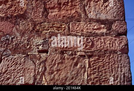 Das Zaghouan Aquädukt oder Aquädukt von Karthago mit einer Gesamtlänge von 132 km von den Quellen in Zaghouan bis Karthago (heute Tunis). Dekorative Ziegel-Details. Archivscan von einem Dia. April 1976. Stockfoto
