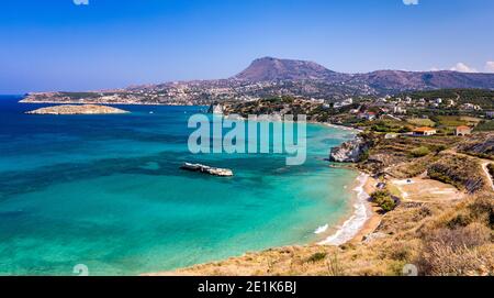 Griechische Feiertage, schöne Kalyves Dorf mit türkisblauem Meer auf der Insel Kreta, Griechenland. Anzeigen von Kalyves Beach, Kreta. Touristen entspannen am Strand und Stockfoto