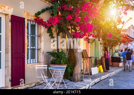 Fiskardo Dorf, Kefalonia Insel, Griechenland. Fiscardo auf der Insel Kefalonia in Griechenland. Das Urlaubsziel. Schöne enge Gassen in Fiskar Stockfoto