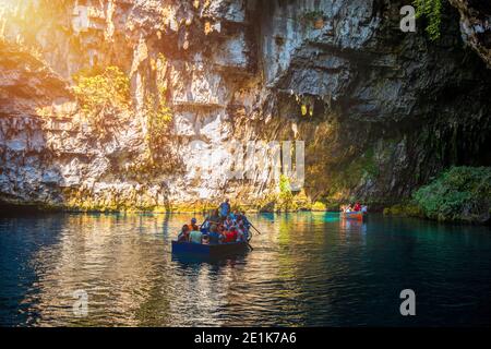 Melissani See auf Kefalonia Insel, Griechenland. Melissani Höhle (Melissani See) in der Nähe von Sami Dorf in Kefalonia Insel, Griechenland. Touristenboot auf dem See in Stockfoto