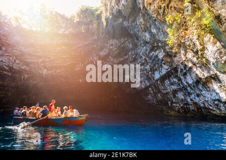 Melissani See auf Kefalonia Insel, Griechenland. Melissani Höhle (Melissani See) in der Nähe von Sami Dorf in Kefalonia Insel, Griechenland. Touristenboot auf dem See in Stockfoto